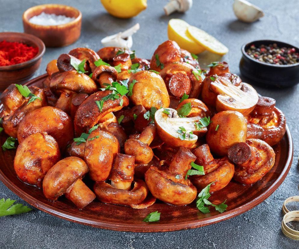 pieczarki w sosie chili z grilla