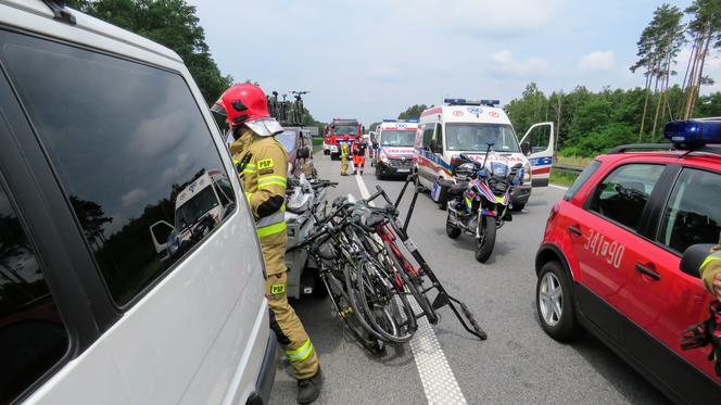 Wypadek busa z dziećmi i wojskowej ciężarówki na S3 pod Zieloną Górą! 12-latka reanimowana. Są inni ranni