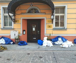 Trwa zabezpieczanie budynków na Wyspie Młyńskiej, na osiedlu Nadodrze 