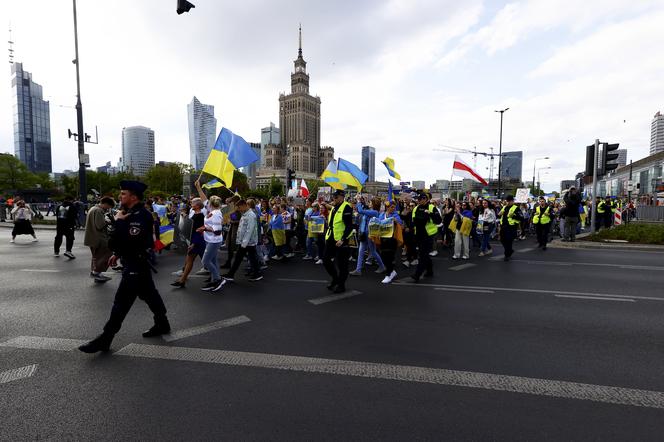 Strajk Kobiet na ulicach z czołgiem i traktorem. Demonstracja przeciwko wojnie