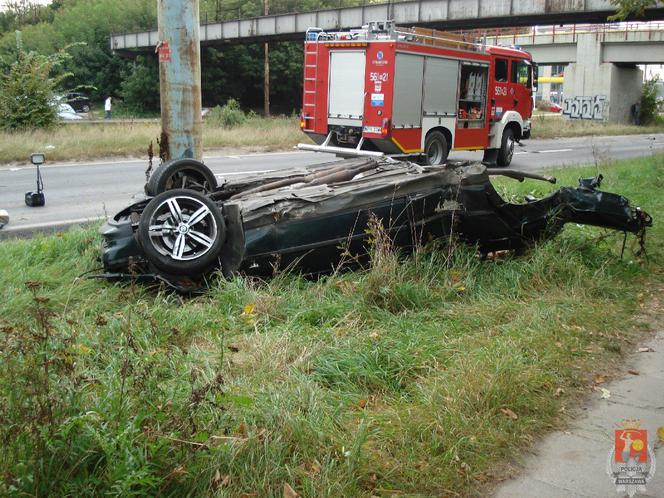 Wypadek w Piasecznie. BMW uderzyło w słup. 3 ofiary