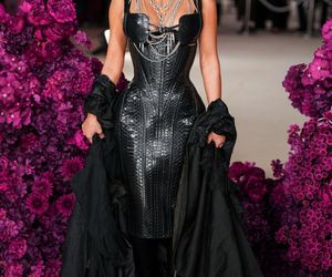 Kim Kardashian wściekła na wróżki. Obiecały jej, że zda egzamin adwokacki. Teraz uczy się w bikini