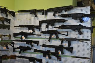 Puste półki w sklepach z militariami. Wykupują kamizelki kuloodporne, broń i amunicję