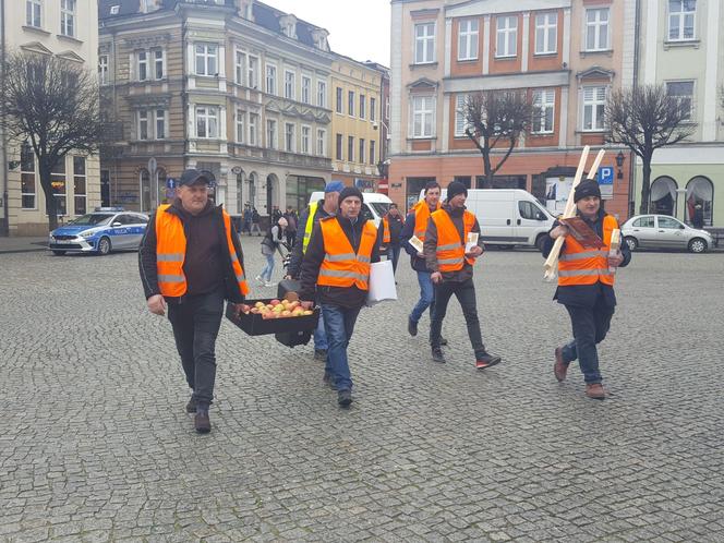 Rolnicy z traktorami na rynku w Lesznie. Tłumaczą mieszkańcom powody swoich protestów