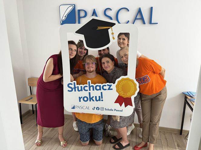 Wakacyjny patrol Eska Summer City w olsztyńskim oddziale Szkoły Policealnej Pascal