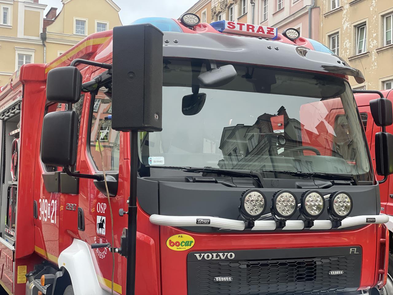 Jeleniogórscy strażacy dostali nowe auto! To średni samochód ratowniczo – gaśniczy na podwoziu Volvo.