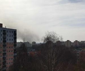 Dym widać z wielu kilometrów. Zapalił się dach lubelskiego budynku
