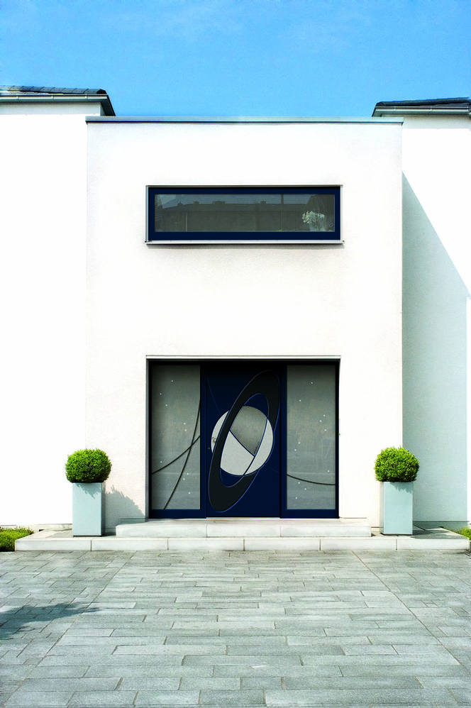 Aluminiowe drzwi wejściowe zaprojektowane przez Luigiego Colaniego