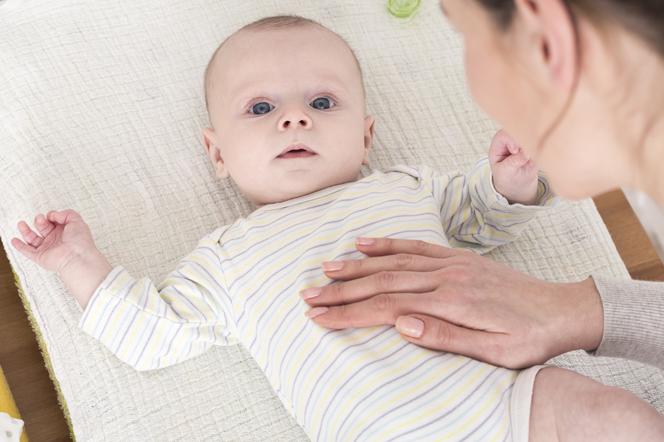 Czy po witaminie D3 niemowlę może boleć brzuszek?