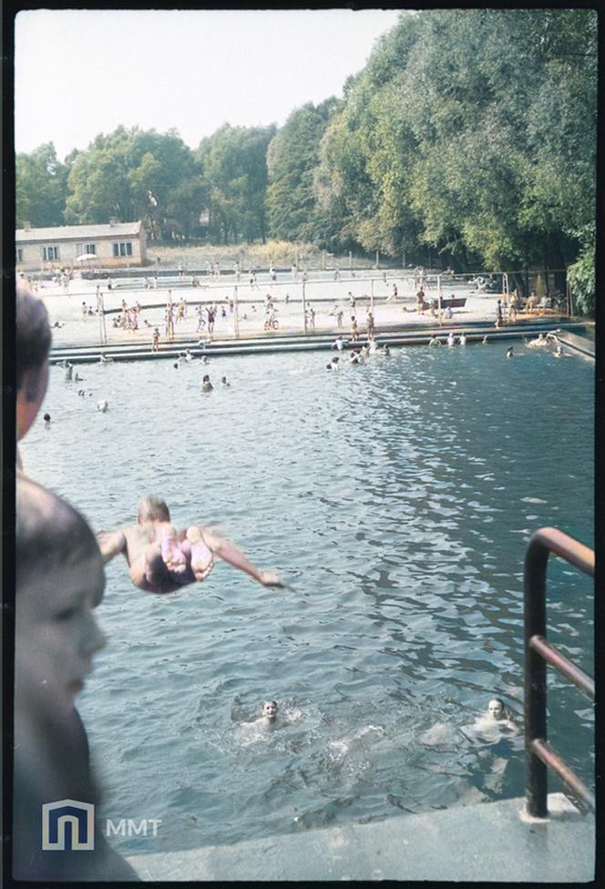 Basen odkryty w Tychach. Archiwalne zdjęcia w kolorze