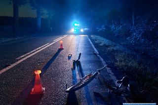 BMW zmiotło rowerzystę z drogi. Cyklista jechał w  nocy beż żadnych świateł
