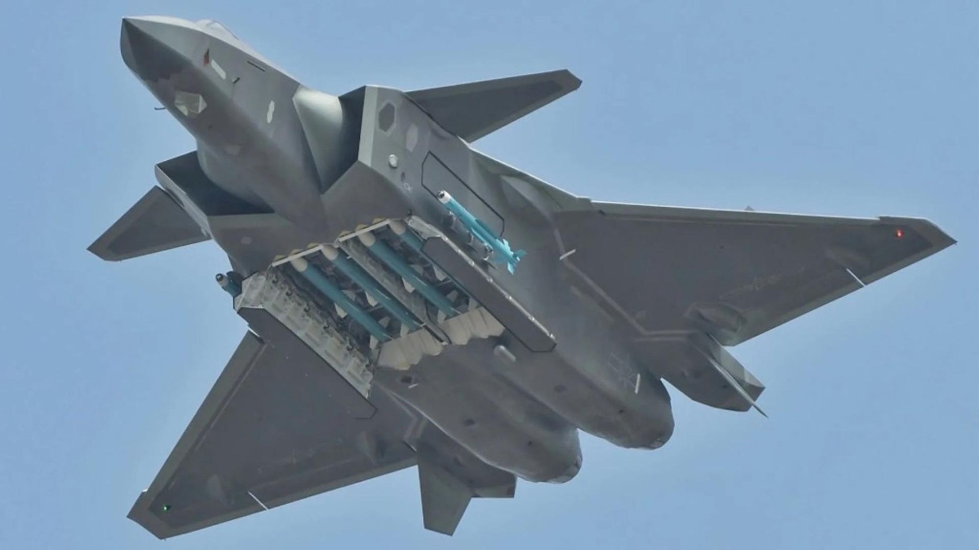 J-20 z pociskami PL-15