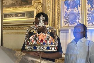 Te klejnoty ukradziono z Luwru! Koronę wyrzucili i uciekli na mopedach