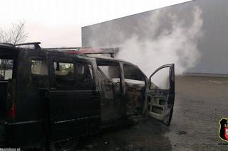 Pożar samochodu na parkingu przy ul. Poznańskiej w Komornikach