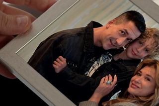 Pierwsza miłość odcinek 4038. Berenika Gajewska (Maria Konarowska), jej mąż Daniel i syn