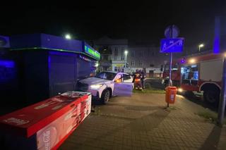 Wypadek w Toruniu. Samochód wjechał w kiosk