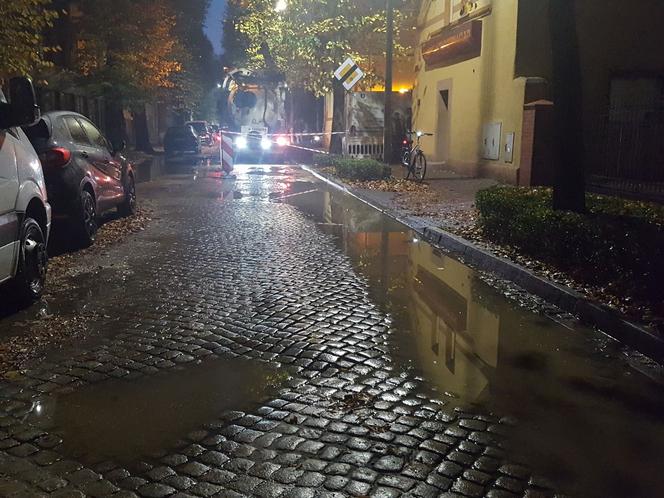 Odcinek Lipowej i Leszczyńskich w Lesznie bez wody. Zamknięta dla kierowców część Lipowej