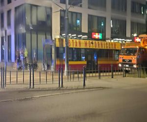 Łódź. Tramwaj wykoleił się po zderzeniu z autem. Zatrzymał się kilkanaście centymetrów przed budynkiem