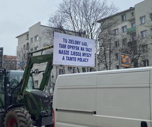 Protest rolników we Wrocławiu. Strajk wymyka się spod kontroli. Urząd Wojewódzki obrzucany jajkami