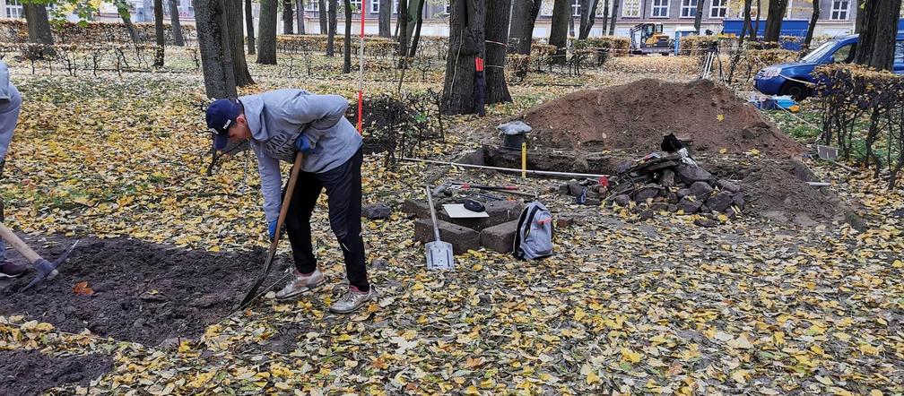 Niezwykłe odkrycie w Ogrodach Branickich. Zobacz, na co trafili archeolodzy [ZDJĘCIA]