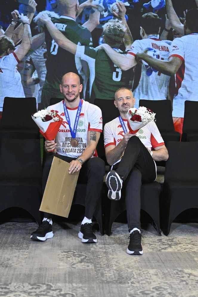 Kibice w szoku! Czekali na siatkarzy, a tu nagle wyszli polscy złoci medaliści
