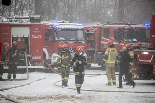 Kraków: Archiwum wciąż płonie. Do akcji wkracza wodna mgła! Poszkodowany jest strażak