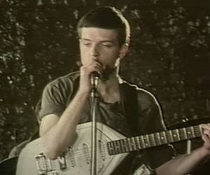 Ian Curtis - historia życia i tragicznej śmierci lidera Joy Division 