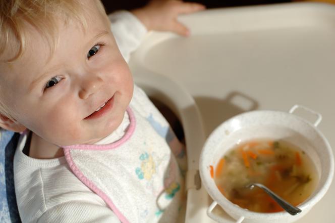 dziecko jedzące zupkę z miseczki