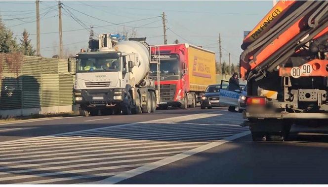 Kabel zawisł nad droga i blokował ruch