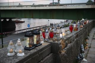 Mieszkańcy palą znicze w miejscu tragicznego wypadku przy moście Dębnickim