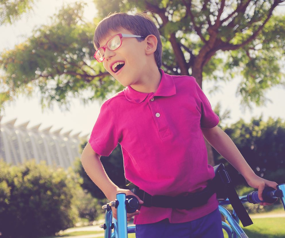 chłopiec cierpiący na porażenie mózgowe (MPD)