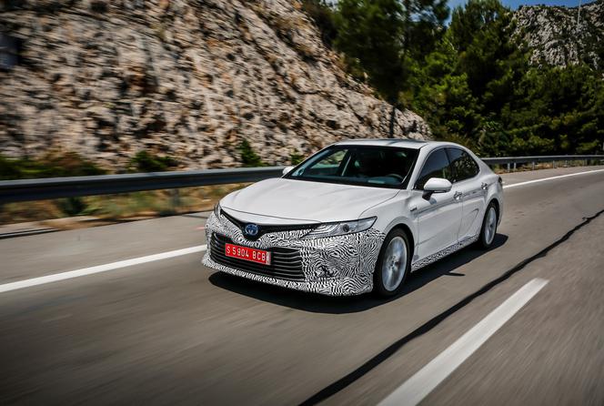 Hybrydowa Toyota Camry 2019
