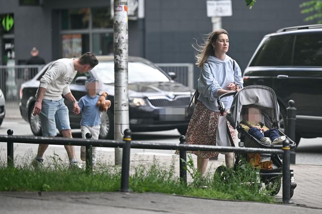 Filip Gurłacz na spacerze z żoną i synem. Nie zwalczył nałogu 