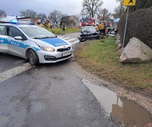 Babcia nie żyje, a wnuczek walczy o życie! Tragiczny wypadek pod Wieluniem [ZDJĘCIA]