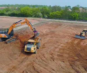 Na czym polega niwelacja terenu przed budową? Najważniejsze etapy niwelacji terenu