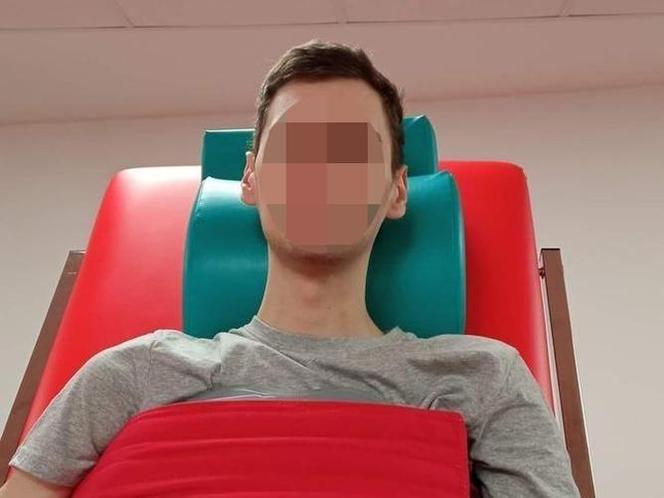 19-latek leżał bez pomocy przez 8 godzin. Wypadek zniszczył wszystkie plany. "Nie pozwólmy, aby stracił jeszcze więcej" [ZDJĘCIA]