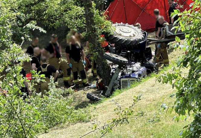 Zginął pod traktorem w centrum Warszawy. Pojazd spadł ze skarpy i przygniótł mężczyznę