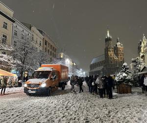 Choinka rozbłysła na Rynku Głównym. Tak wygląda Kraków w zimowej scenerii! 