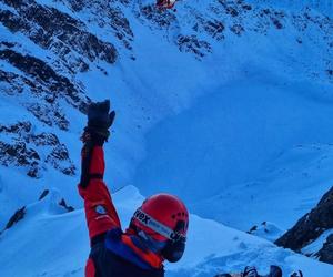 Snowboardzista utknął wysoko w górach. TOPR użył śmigłowca w akcji ratunkowej