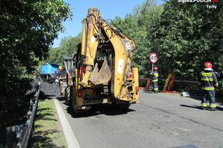 Tragiczny wypadek w Tychach. Ciężarówka z węglem przewróciła się na samochód osobowy. Jedna osoba nie żyje [ZDJĘCIA]
