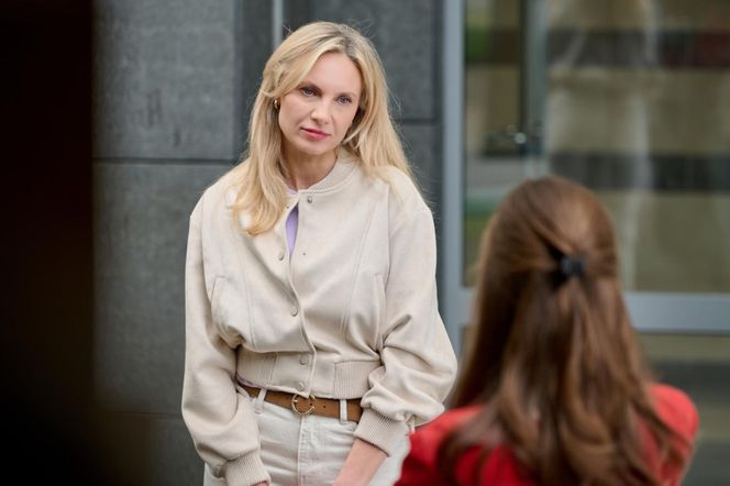 Na Wspólnej, odc 4086. Monika (Sylwia Gliwa), sąsiadka (Lena Tytman)