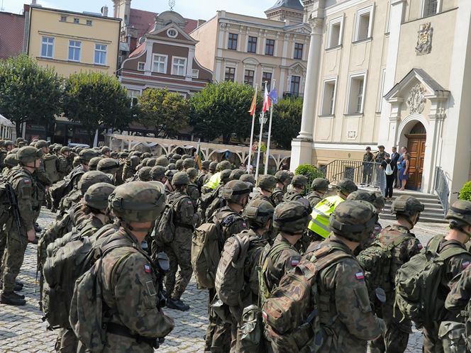 Żołnierze na rynku w Lesznie