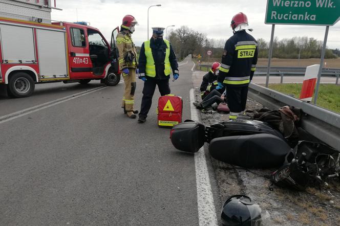 Wypadek na węźle drogowym Braniewo - Południe. Samochód osobowy zderzył się ze skuterem