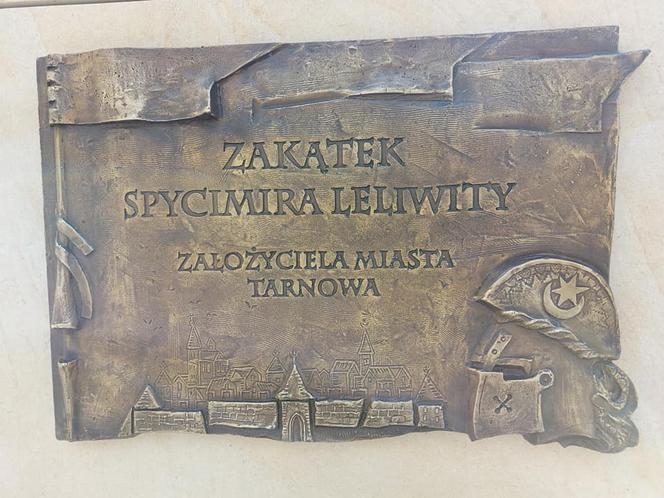 Płaskorzeźby w Zakątku Spycimira Leliwity w Tarnowie