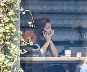 Małgorzata Socha stroi miny przy bajglu