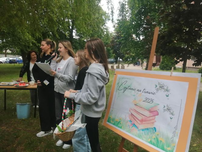 Czytanie na trawie w siedleckim Ekonomiku