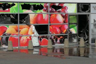 Pożar marketu na ul. Nakielskiej w Bydgoszczy! Straż nie wyklucza podpalenia [ZDJĘCIA]