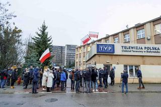 Pikieta przed siedzibą oddziału TVP w Białymstoku. To jest system bolszewicki