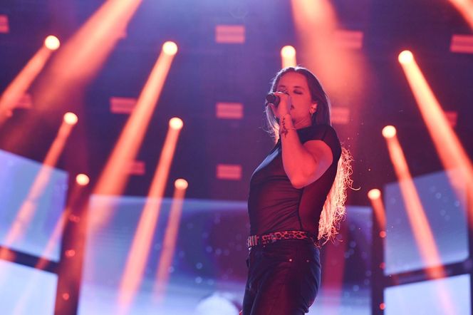 Michał Szpak przyłapany bez spodni za kulisami koncertu. Tego nie pokazali w TV!