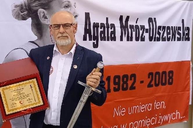 Mirosław Szymański z mieczem zasługi za działania wspierające transplantologię. Nagorda została przyznana przez fundacje Kropla Życia im. Agaty Mróz-Olszewskiej.
